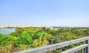Un paisaje urbano costero con abundante vegetación y una vista despejada del mar.