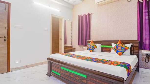 Deluxe Room | Egyptian cotton sheets, premium bedding, in-room safe, WiFi (free) - Fabexpress Gg Residency (Hyderabad)