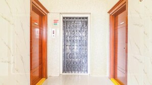 Egyptian cotton sheets, premium bedding, in-room safe, WiFi (free) - Fabexpress Gg Residency (Hyderabad)