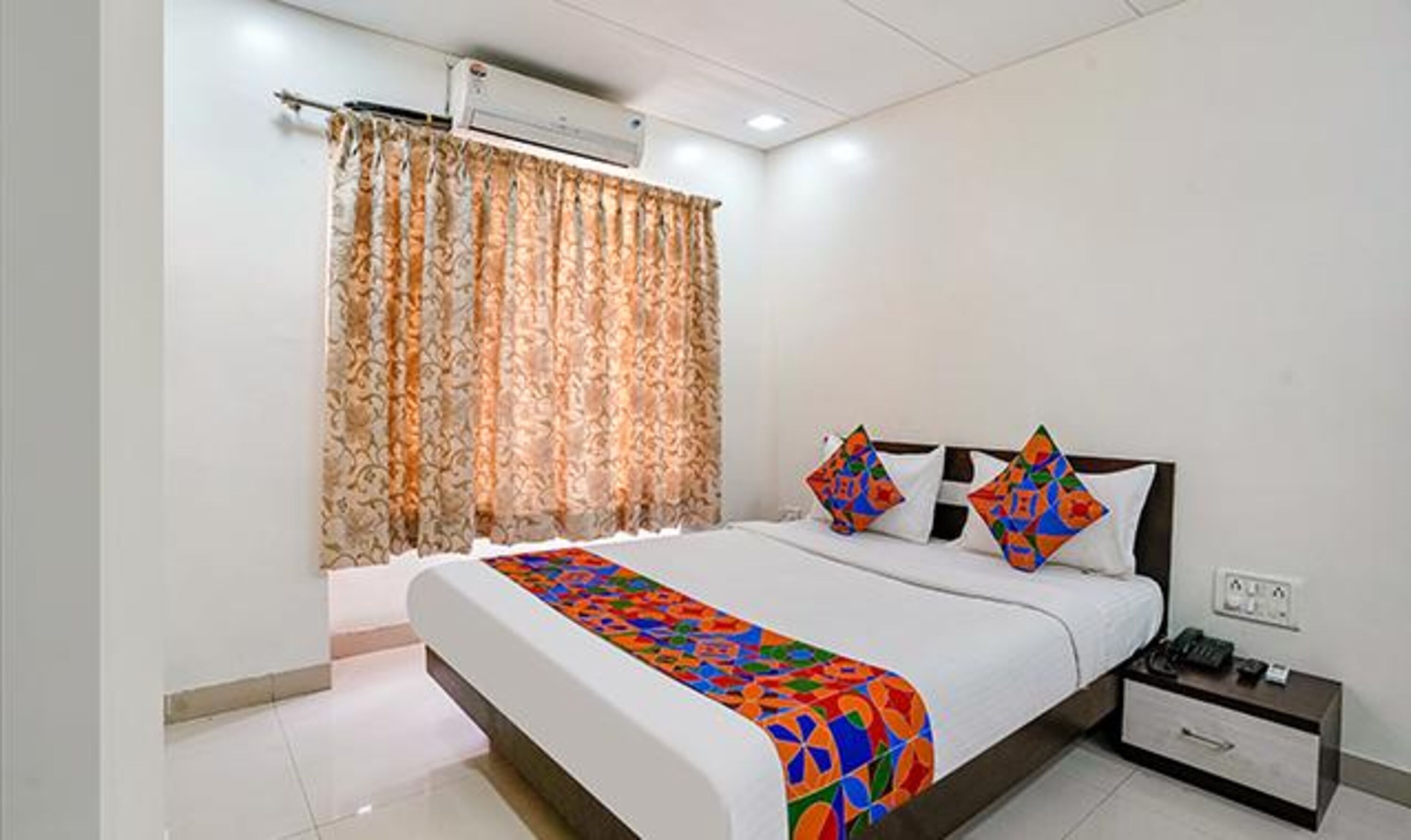 ملاءات من القطن المصري وأغطية فراش متميزة وخزنة داخل الغرفة