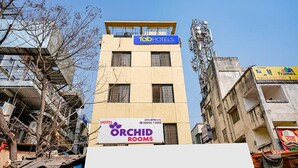 A hotel named 'Fab Hotels' with a sign indicating 'Orchid Rooms'. - Fabexpress Jasmin Rooms (Pune)