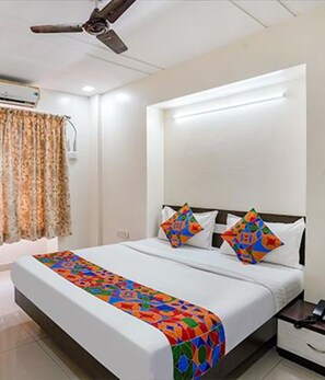 Egyptian cotton sheets, premium bedding, in-room safe, free WiFi - Fabexpress Jasmin Rooms (Pune)