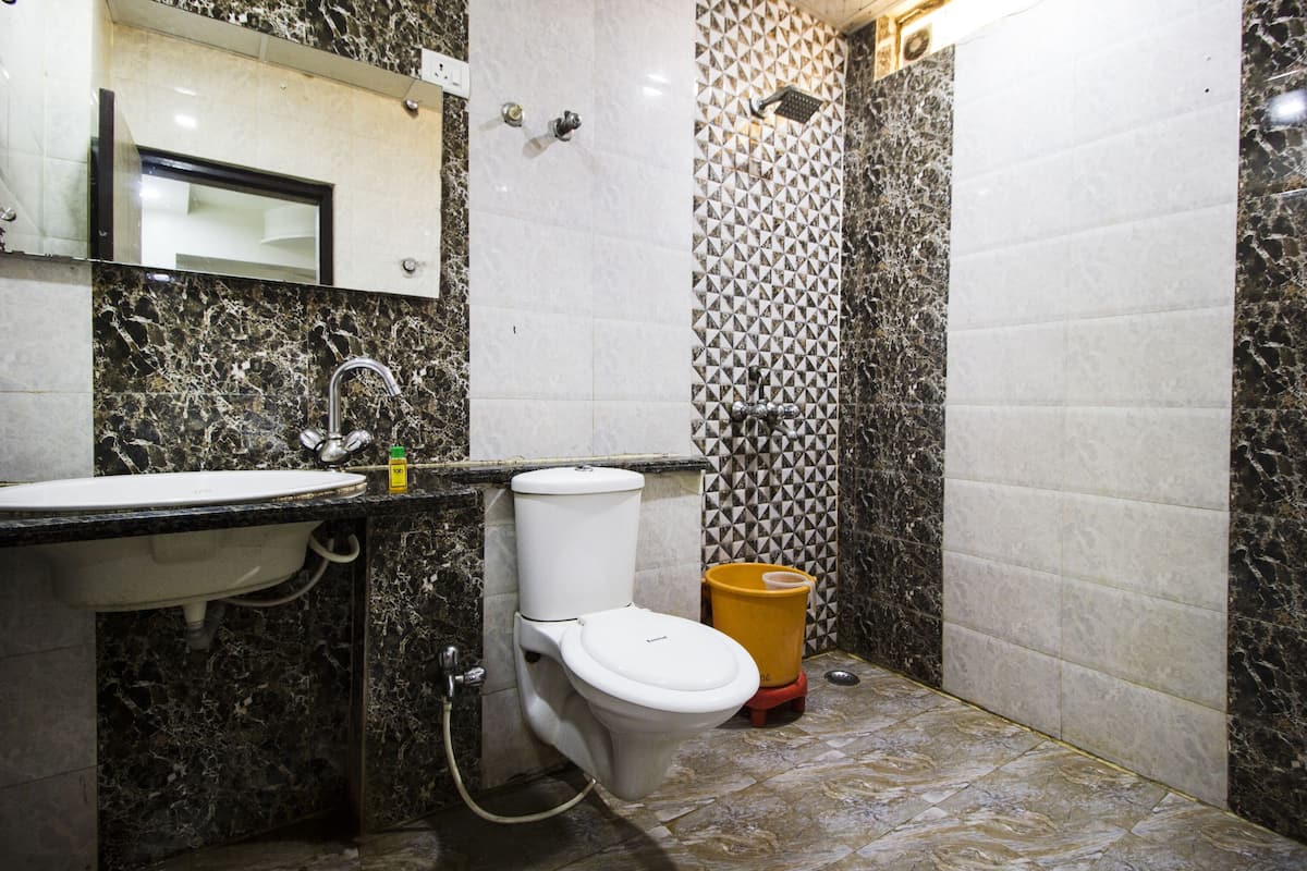 executive room | bathroom | shower, rainfall showerhead, free toiletries, towels