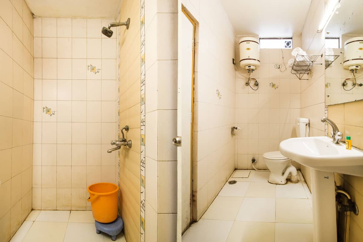 deluxe room | bathroom | shower, rainfall showerhead, free toiletries, towels
