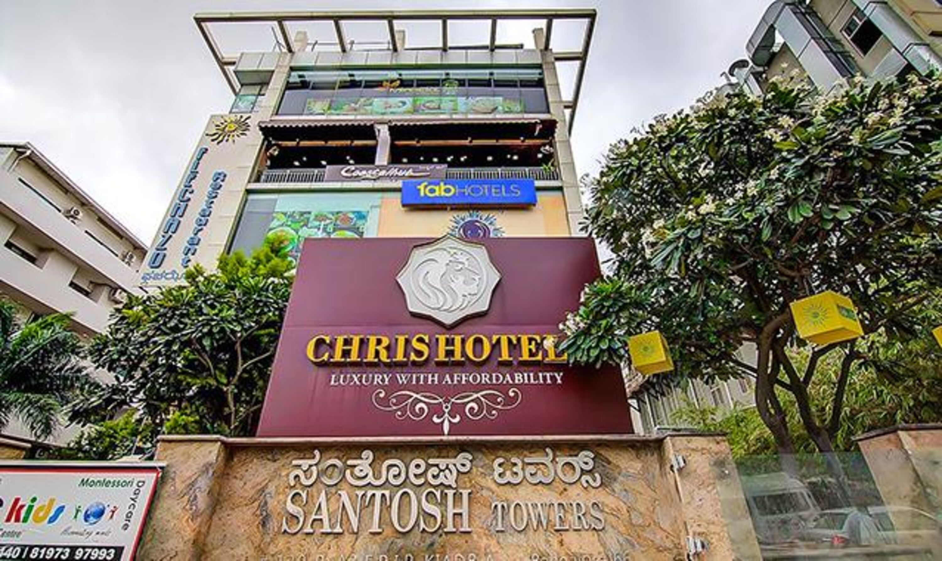 Hotellin kyltti, jossa on logo ja nimi »CHRISHOTEL».