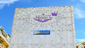 En bygning med et stort skilt for 'The Berry's' og 'Fab Hotels'.