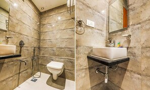 Shower, rainfall showerhead, free toiletries, towels
