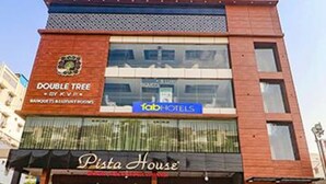 A building with a sign for "Double Tree" and "Tab Hotels" on the upper level, and "Plaza House" on the ground level. - Fabhotel Twin Tree Suites (Hyderabad)