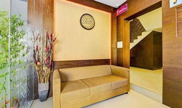 Lobby sitting area - Fabhotel Ruchikkoot Bay (Chennai)