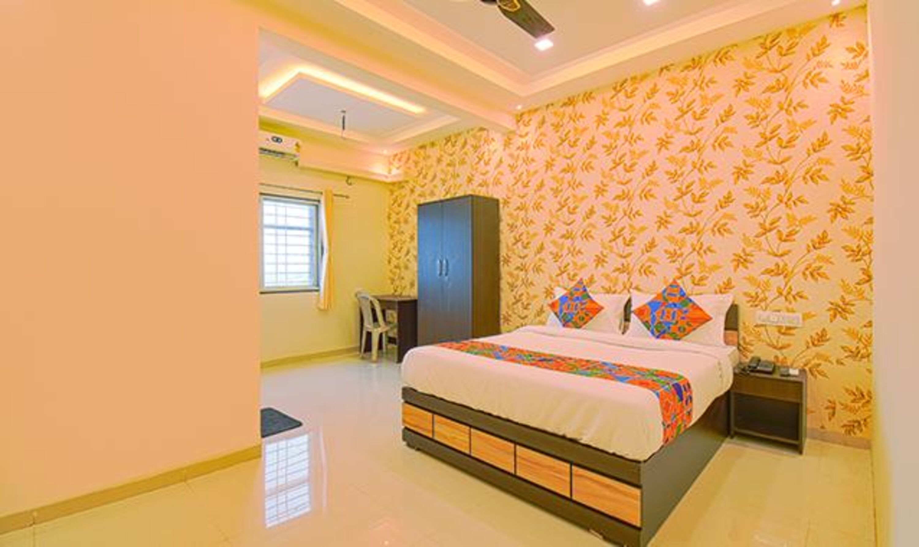 Egyptian cotton sheets, premium bedding, in-room safe, WiFi (free)