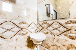 Dusche, Regendusche, kostenlose Toilettenartikel, Handtücher