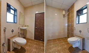 Deluxe Room | Bathroom | Shower, rainfall showerhead, free toiletries, towels - Fabhotel Rs Apartment (Pune)