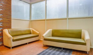 Lobby sitting area - Fabhotel Aursai (Pune)