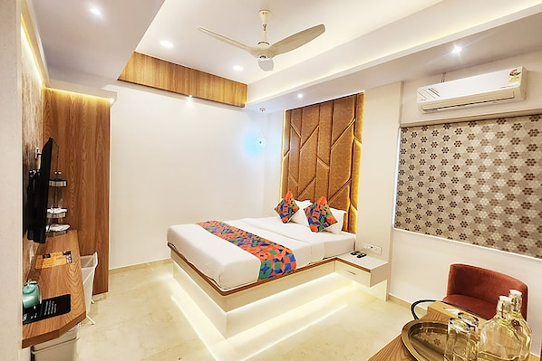 Egyptian cotton sheets, premium bedding, in-room safe, free WiFi - Via Wynd (Mumbai)