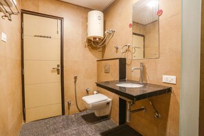 Deluxe-Zimmer | Badezimmer | Dusche, Regendusche, kostenlose Toilettenartikel, Handtücher