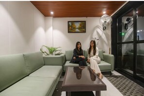 Lobby sitting area - Fabhotel Sharma & Vishnu Garden (Bhopal)