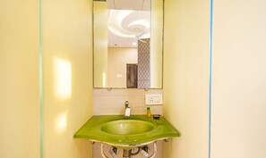 Shower, rainfall showerhead, free toiletries, towels - Fabhotel Seven Hills (Mumbai)