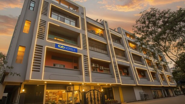 A multi-story building with a sign for 'fabHOTELS'. - Fabhotel Seven Hills (Mumbai)