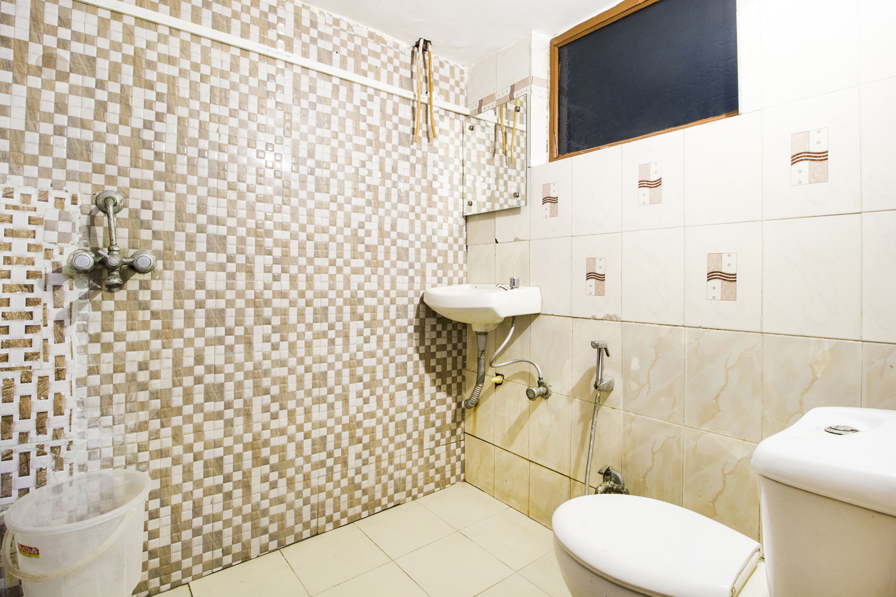 deluxe room | bathroom | shower, rainfall showerhead, free toiletries, towels
