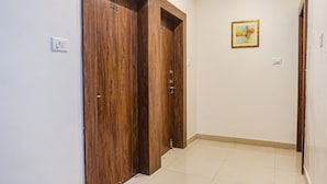 Un pasillo con dos puertas de madera, cada una con un número.