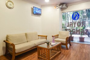 Lobby sitting area - Fabhotel Royal Samrat (Pune)