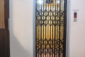 Lobby - Fabhotel Royal Samrat (Pune)