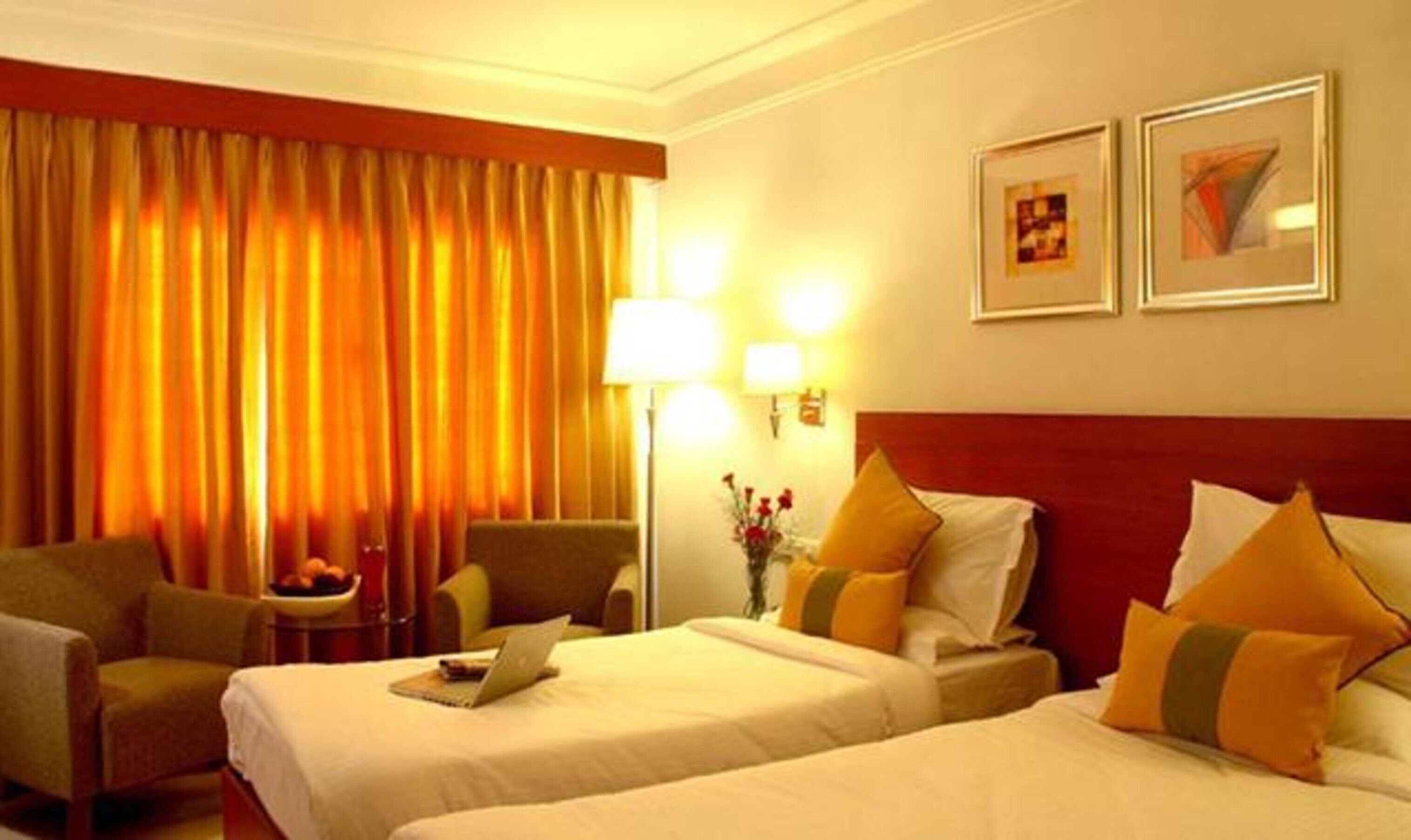 ملاءات من القطن المصري وأغطية فراش متميزة وخزنة داخل الغرفة