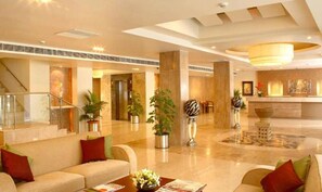 Lobby sitting area - Fabhotel Prime Hampshire Plaza (Hyderabad)