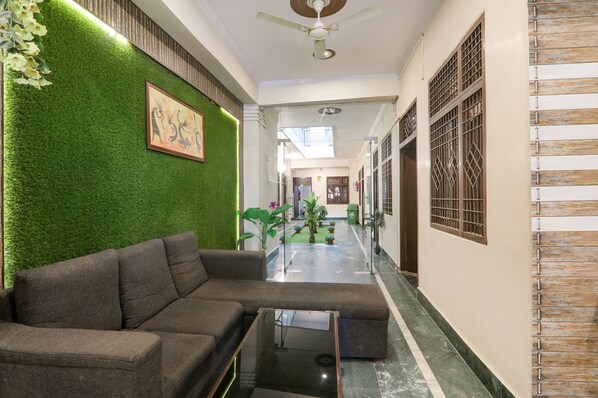 Lobby sitting area - FabHotel Haidri (Prayagraj)