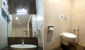 Chambre Familiale | Salle de bain | Douche, douche à « effet pluie », serviettes fournies, papier toilette