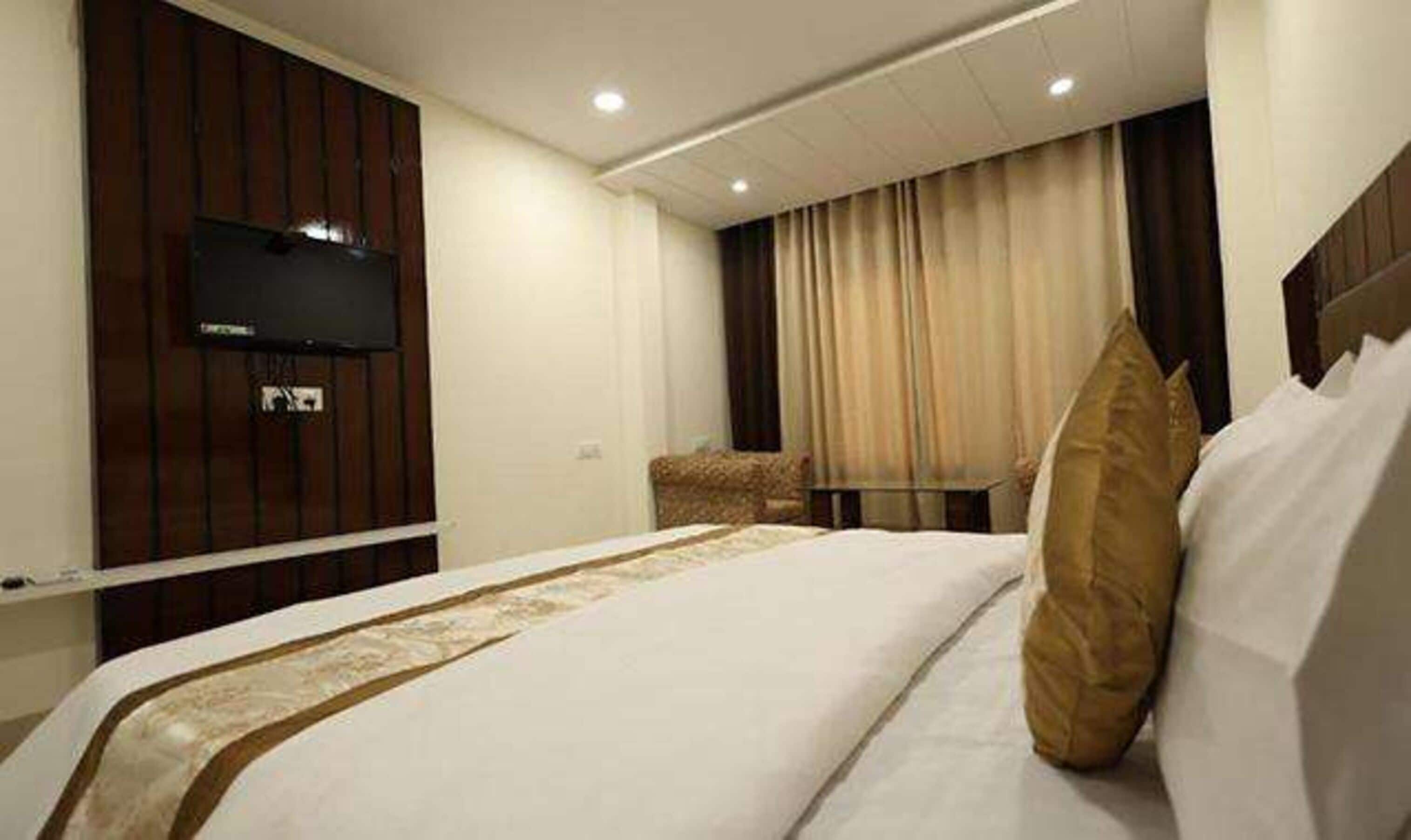 Egyptian cotton sheets, premium bedding, in-room safe, free WiFi