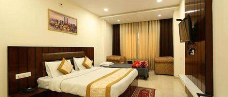 Egyptian cotton sheets, premium bedding, in-room safe, WiFi (free)
