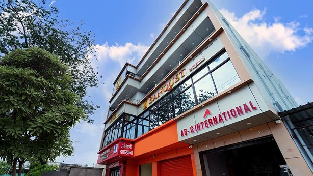 Un immeuble à plusieurs étages, sur lequel on peut voir une enseigne bien visible indiquant « AB-GINT INTERNATIONAL ».