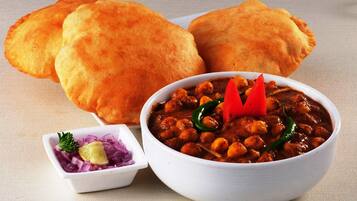 Se ofrece un desayuno continental (300 INR por persona)