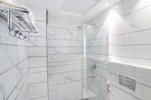 Dusche, Regendusche, kostenlose Toilettenartikel, Handtücher
