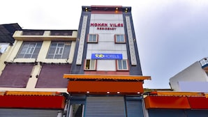 Un edificio con un letrero que indica "Mohan Vilas Residency" y "Tab Hotels".