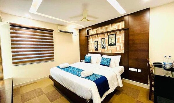 Egyptian cotton sheets, premium bedding, in-room safe, free WiFi - Fabhotel Prime Sm Deccan Park (Hyderabad)