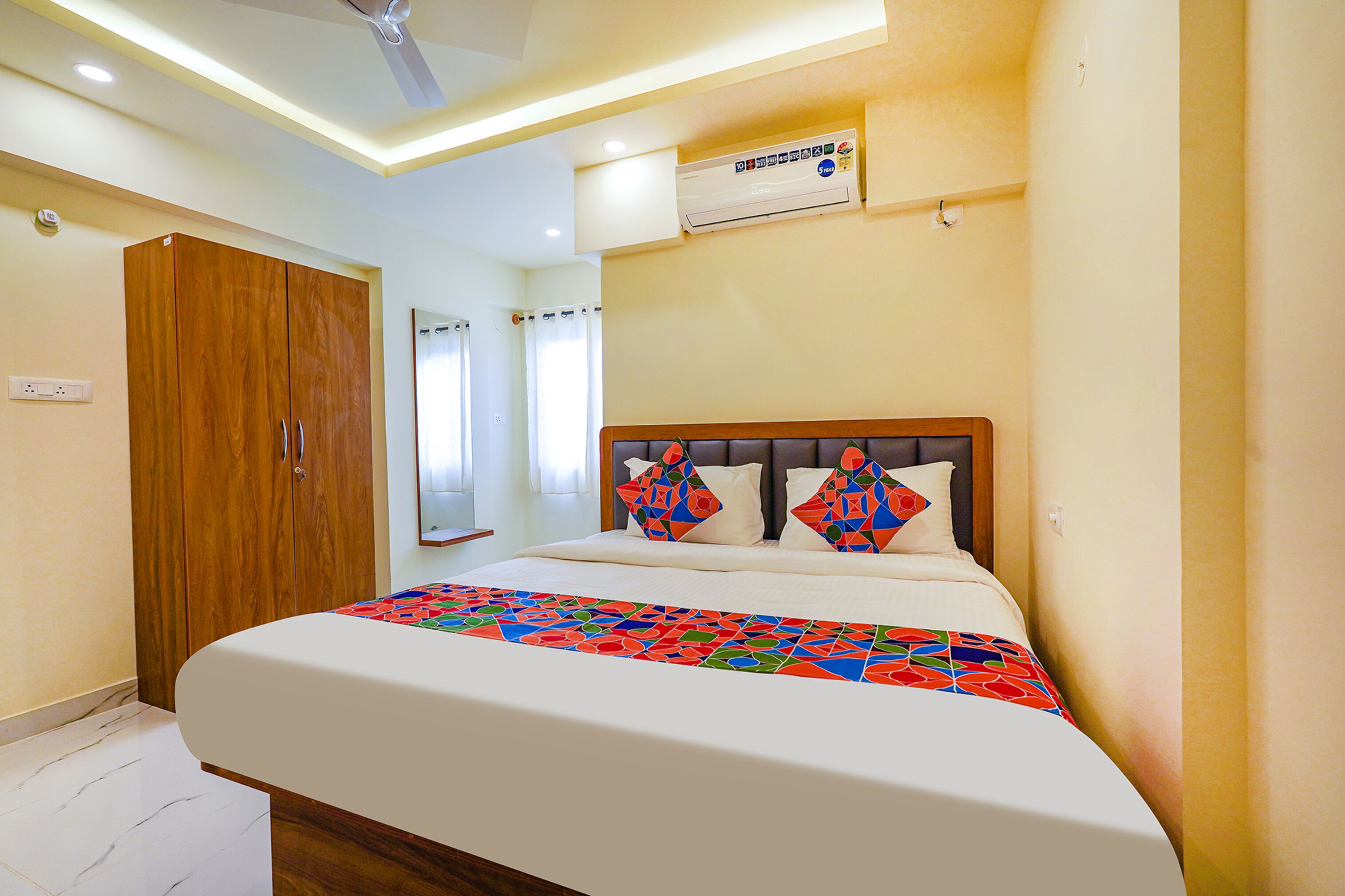 deluxe room | egyptian cotton sheets, premium bedding, in-room safe, soundproofing