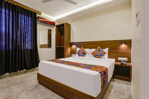 Egyptian cotton sheets, premium bedding, in-room safe, free WiFi - Fabhotel Antlers (Mumbai)