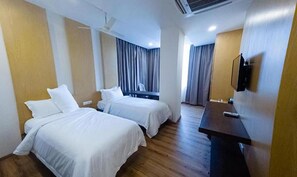 Egyptian cotton sheets, premium bedding, in-room safe, free WiFi - Fabhotel Prime Vdara (Vijayawada)
