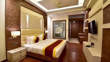 Egyptian cotton sheets, premium bedding, in-room safe, free WiFi