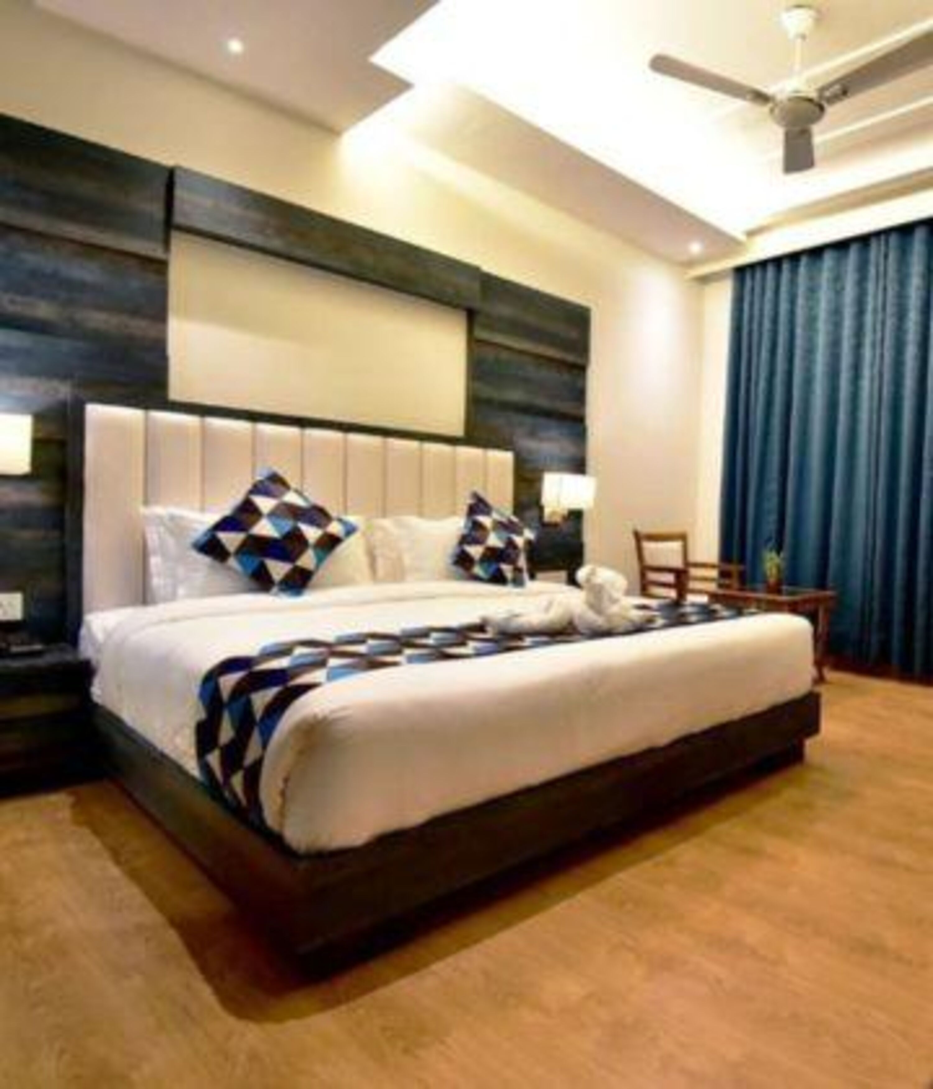 Egyptian cotton sheets, premium bedding, in-room safe, WiFi (free)