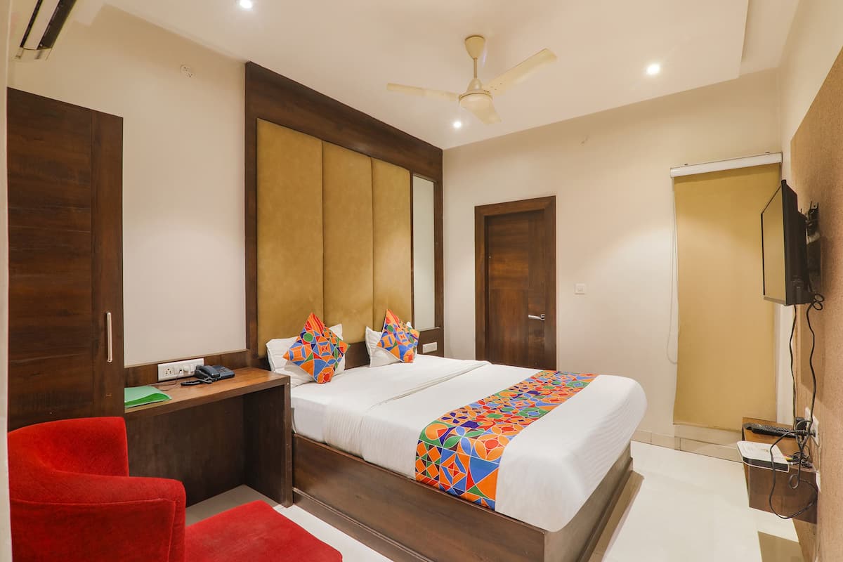 Deluxe Room | Egyptian cotton sheets, premium bedding, in-room safe, soundproofing
