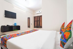 Egyptian cotton sheets, premium bedding, in-room safe, free WiFi - Fabexpress Epic Residency (Chennai)