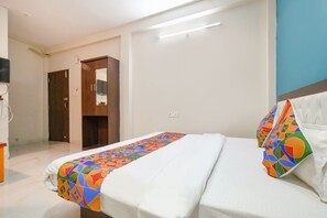 Egyptian cotton sheets, premium bedding, in-room safe, free WiFi - Via Dreamway (Indore)