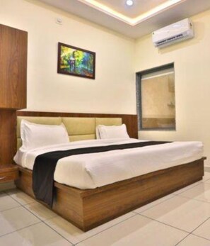 Egyptian cotton sheets, premium bedding, in-room safe, soundproofing - Fabhotel Prime Shree Dev Prime (Udaipur)