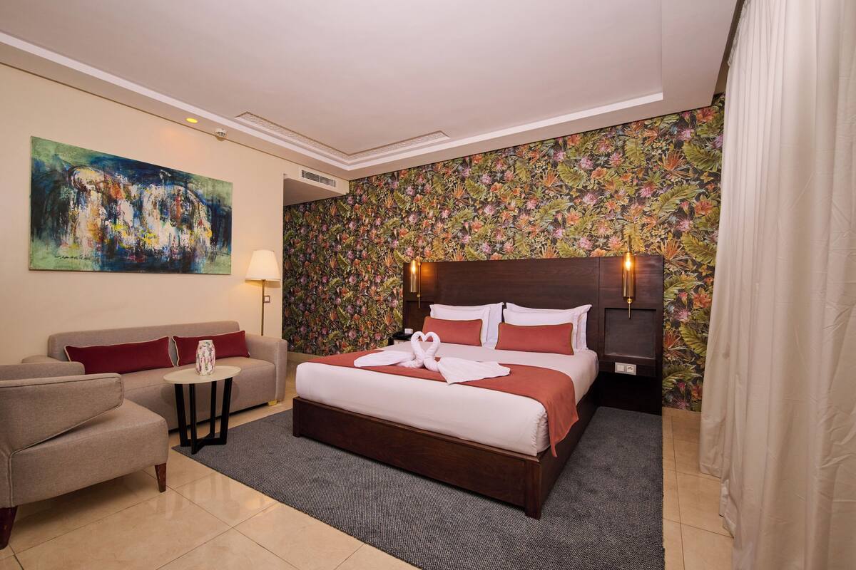 Premium bedding, minibar, in-room safe, desk