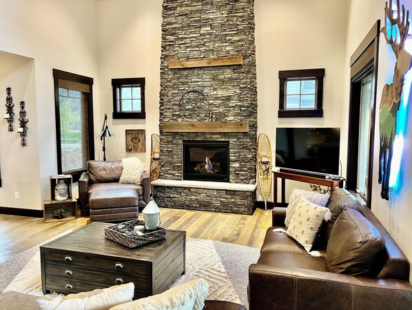 スマートテレビ、暖炉、テレビゲーム、書庫