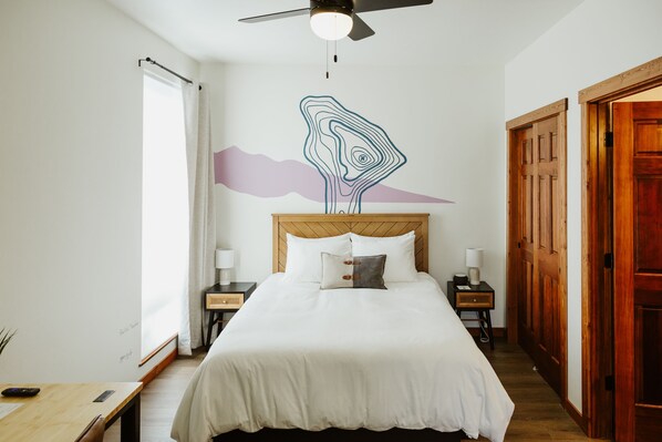 Bureau, fer et planche à repasser, lit de bébé portatif