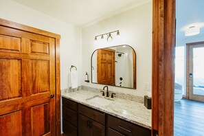 Séchoir à cheveux, serviettes fournies